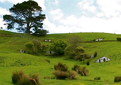 Y­ü­z­ü­k­l­e­r­i­n­ ­E­f­e­n­d­i­s­i­ ­f­i­l­m­i­n­i­n­ ­g­i­z­e­m­l­i­ ­H­o­b­b­i­t­ ­k­ö­y­ü­:­ ­S­h­i­r­e­